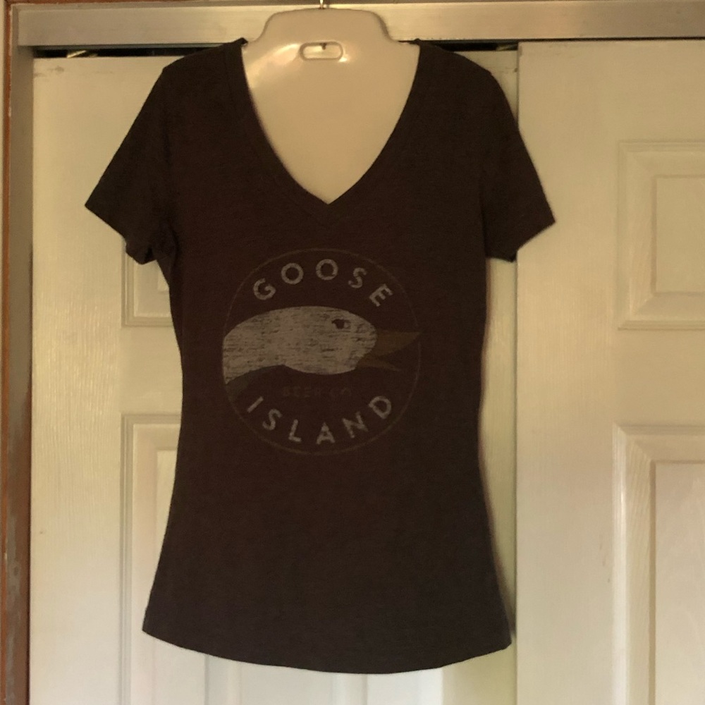 Goose Island v-neck t